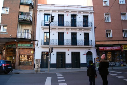 Un edificio convertido entero en viviendas tursticas, en la Avenida del Dr. Federico Rubio y Gal de Tetun, en Madrid.