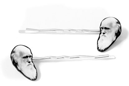 Divertido broche con la cara de Charles Darwin, de Hair Bobby Pins (3,16 euros).