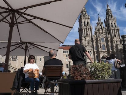 La terraza de un bar, en la plaza del Obradoiro, de Santiago de Compostela (Galicia), el 14 de octubre.