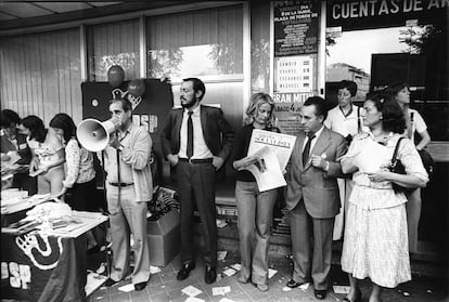 Fernando Morán, megáfono en mano, Emilio Cassinello y Carmen Díez de Rivera, entre otros dirigentes del PSP, reparten propaganda electoral y ejemplares del periodico 'Gaceta Socialista' en la glorieta de Cuatro Caminos de Madrid, el 6 de junio de 1977.