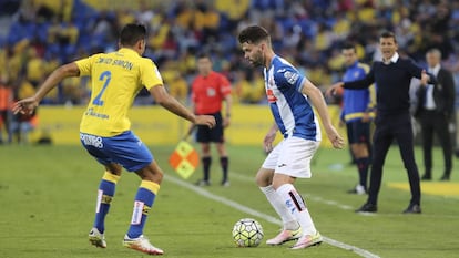 V&iacute;ctor &Aacute;lvarez, ante David Sim&oacute;n, con Galca al fondo.