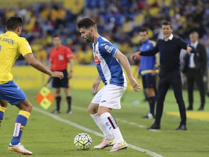 V&iacute;ctor &Aacute;lvarez, ante David Sim&oacute;n, con Galca al fondo.