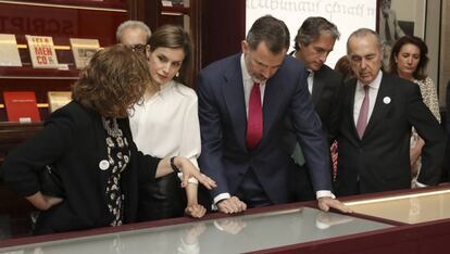 Los Reyes junto al ministro de Fomento, &Iacute;&ntilde;igo de la Serna en la Biblioteca Nacional.