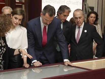 Los Reyes junto al ministro de Fomento, &Iacute;&ntilde;igo de la Serna en la Biblioteca Nacional.