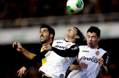 Raúl García salta por el balón con Guardado y con Javi Fuego