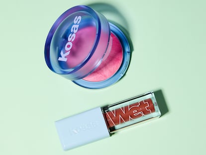 Colorete en polvo Blush is Life y brillo labial Wet Lip Oil, ambos de KOSAS.