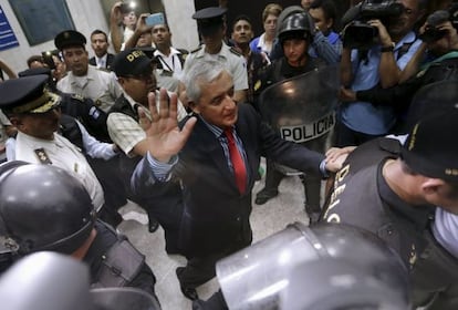 Otto Pérez Molina es escoltado hacia prisión.