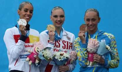 De izquierda a derecha, Ona Carbonell, Svetlana Kolesnichenko y Anna Voloshyna tras la final.