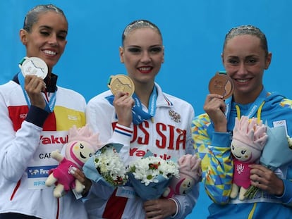 De izquierda a derecha, Ona Carbonell, Svetlana Kolesnichenko y Anna Voloshyna tras la final.