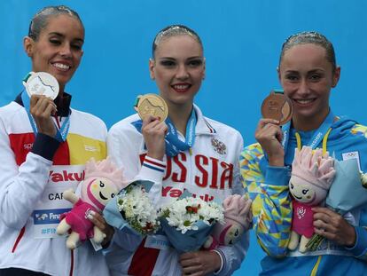 De izquierda a derecha, Ona Carbonell, Svetlana Kolesnichenko y Anna Voloshyna tras la final.