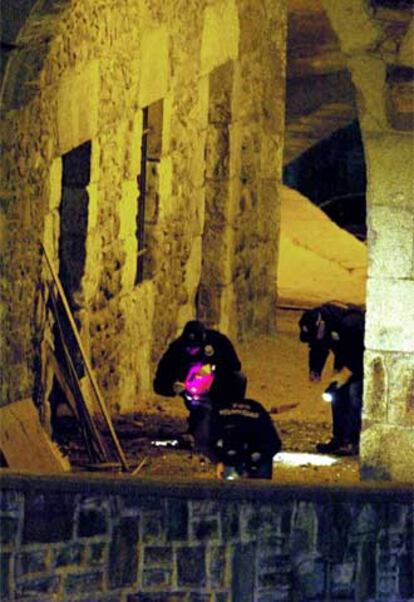 Miembros de la Ertzaintza inspeccionan la zona del atentado.