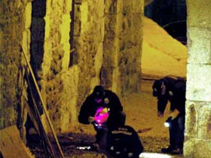Miembros de la Ertzaintza inspeccionan la zona del atentado.