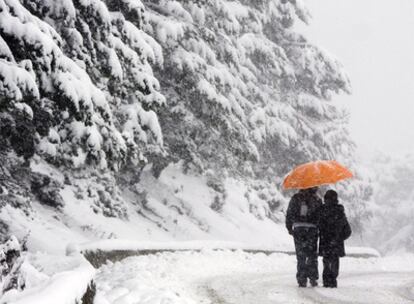 Primera nevada en la región, en el puerto de Navacerrada.