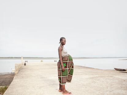Bonthe (Sierra Leona). Francess Kenjah, de 22 años, está en su segundo embarazo y se ha enfrentado a un viaje en barco de siete horas para llegar al hospital en la isla de Bonthe, para someterse a una cesárea.