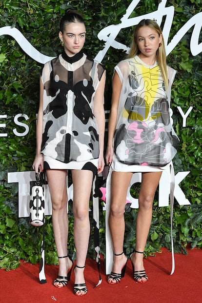 La modelos Stella Jones y Lila Moss, ambas vestidas de Burberry.