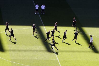 El Bayern de Múnich entrena en el Bernabéu con Van Gaal observando a sus jugadores.