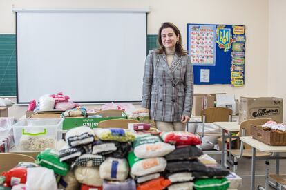 Kristina Bessolova (37 años), directora de un colegio en Vishgoro (afueras de Kiev), en un aula que sirve ahora de almacén.