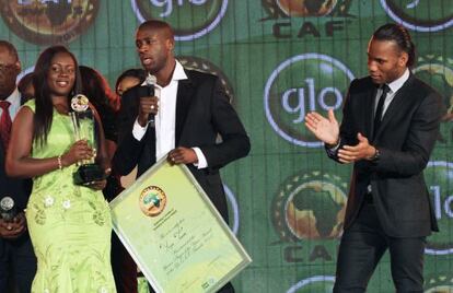 Touré recoge el premio. A su derecha, Drogba