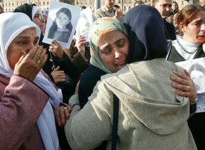 La madre de Sanaa Ben Salah, una de las víctimas marroquíes del 11-M, recibe las condolencias de sus parientes.