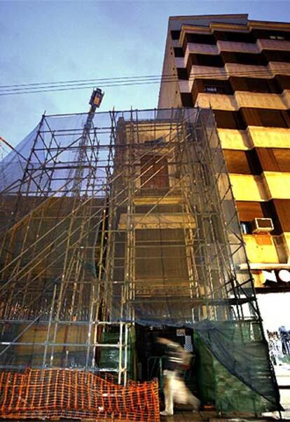 Edificio en obras de la calle Mayor que ha sido denunciado.