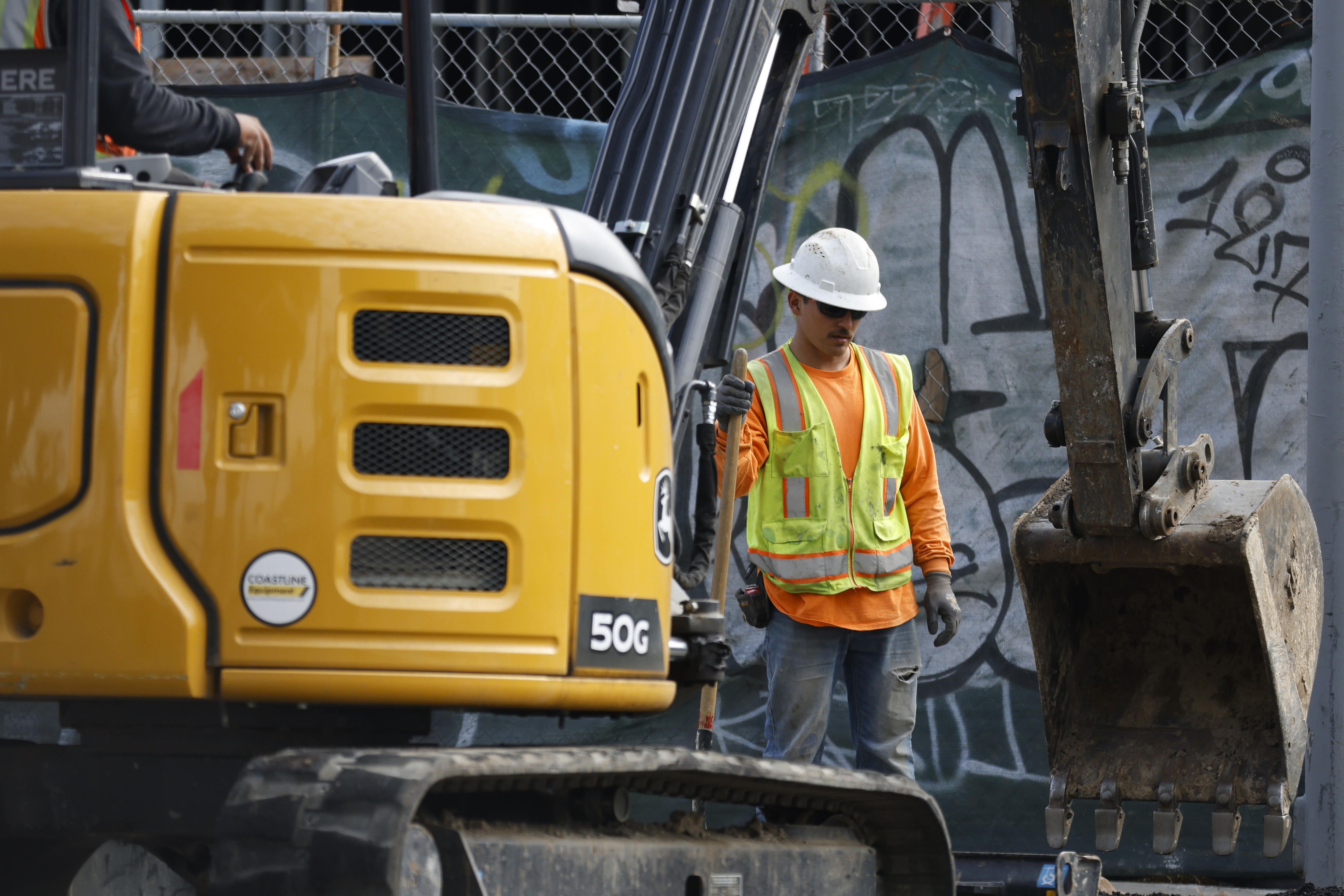 Un trabajador de la construcción en Los Ángeles (California), en una imagen de archivo.