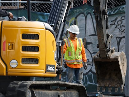 Un trabajador de la construcción en Los Ángeles (California), esta semana.