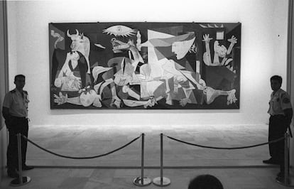 El 'Guernica', de Pablo Picasso, durante su primera instalación en el Museo reina Sofía en 1992.