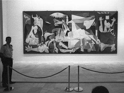 El 'Guernica', de Pablo Picasso, durante su primera instalación en el Museo reina Sofía en 1992.