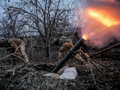Soldados ucranios disparaban un mortero en el sector de Donetsk, cerca de Chasiv Yar, el pasado 16 de marzo.