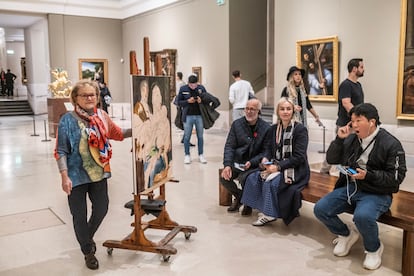 Rosa Pérez Valero, copista en el Museo del Prado desde el año 1965, traslada el cuadro en el que está trabajando 'Sagrada Familia con San Juanito', del pintor italiano del siglo XV Rafael.