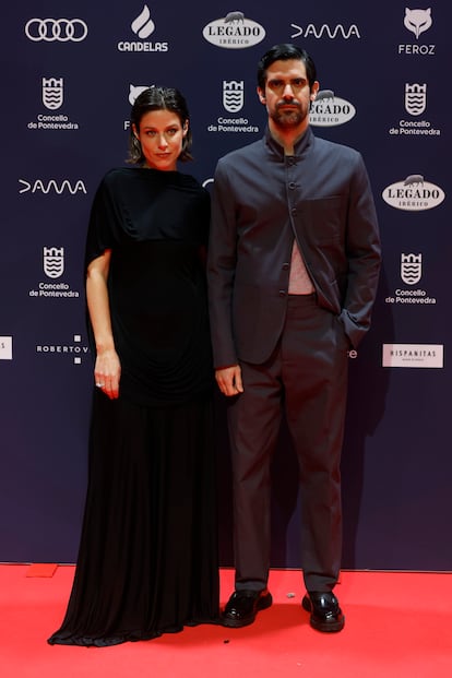 Los dos protagonistas de 'Los años nuevos', Iria del Río (con vestido de Loewe) y Francesco Carril. Ambos acudían nominados por su interpretación en la miniserie dirigida por Rodrigo Sorogoyen.