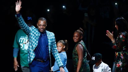 Paul Pierce, junto a su familia, saluda al p&uacute;blico del TD Garden.