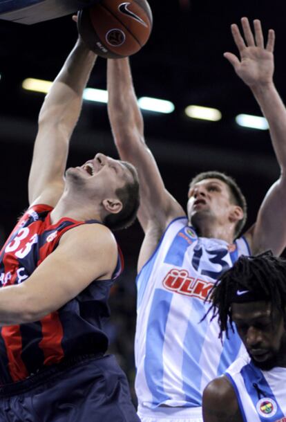 Teletovic lucha por el rebote con Gasper Vidmar.