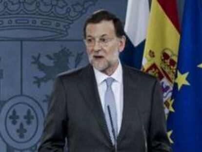 El presidente del Gobierno de España, Mariano Rajoy, junto al primer ministro finlandés, Jyrki Katainen, durante la rueda de prensa que han ofrecido tras la reunión que han mantenido en el palacio de La Mocloa