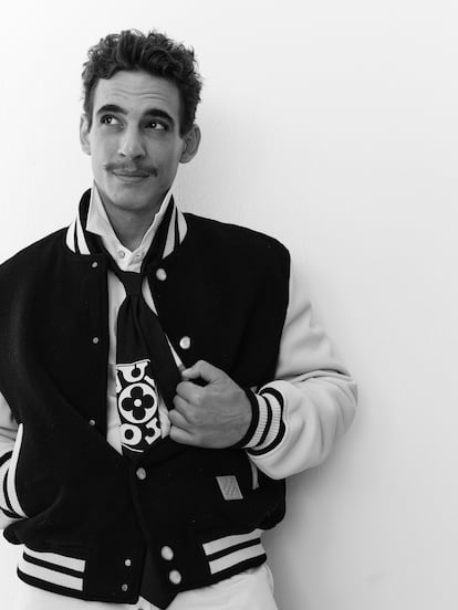 Miguel Herrán viste la colección de otoño de Louis Vuitton.