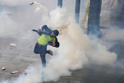 Un manifestante en el medio de los gases a las afueras de Congreso. 