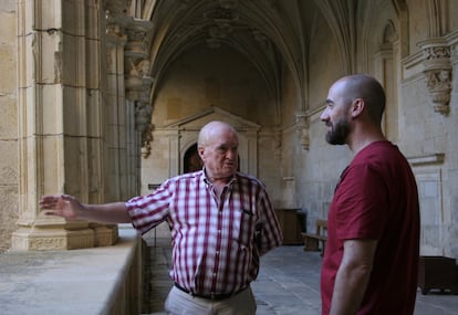 José Antonio Perrino (izquierda) y Zoilo Perrino (derecha), presidente de Cluny Ibérica, en en uno de los ánditos del claustro.