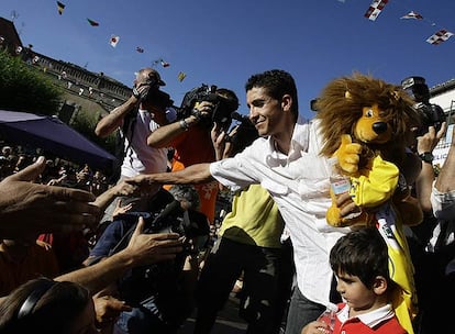 Carlos Sastre, de 33 años, campeón del Tour de 2008 -el tercer español que lo consigue de forma consecutiva- saluda a sus paisanos en la ceremonia de bienvenida en El Barraco (Ávila).