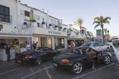 Varios descapotables, ayer, en la puerta de una de las tiendas más lujosas de Puerto Banús.