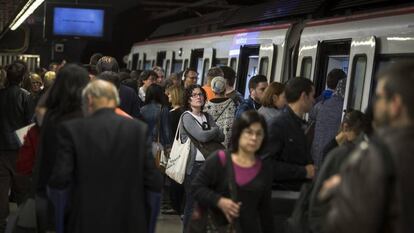 Aglomeracions al metro de Barcelona aquest dilluns a causa de la vaga.