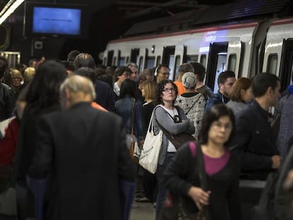 Aglomeracions al metro de Barcelona aquest dilluns a causa de la vaga.