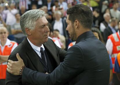 El entrenador argentino del Atlético de Madrid Diego Simeone (d) saluda al entrenador del Bayern Munich, Carlo Ancelotti, antes de comenzar el partido de la segunda jornada de la fase de grupos de la Liga de Campeones que se juega en el estadio Vicente Calderón.