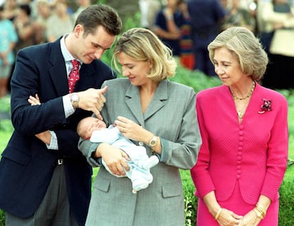 La Infanta Cristina con su primogénito, Juan Urdangarin de Borbón, su madre, Doña Sofía, e Iñaki Urdangarin, durante la comparecencia ante los medios de comunicación que han realizado los Duques de Palma de Mallorca para presentar a su hijo, el 1 de octubre de 1999.