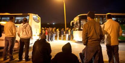 Un grupo de palestinos espera para entrar en uno de los autobuses, cerca de Qalqilya, en Cisjordania.