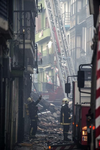 Dos bomberos durante las labores de extinci&oacute;n del incendio. 