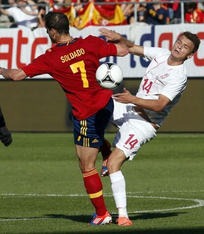 El delantero de España Roberto Soldado con Adem Ljajic.