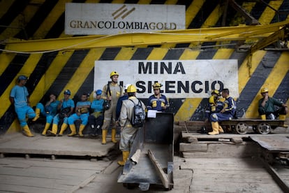 Trabajadores en una mina de oro en Colombia explotada por una empresa canadiense.