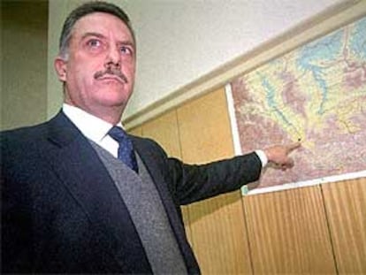 El ministro peruano de Defensa, Aurelio Loret de Mola, señala en un mapa el lugar del secuestro.