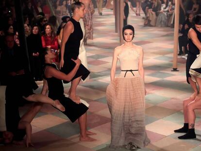 Un momento del desfile de Dior de la colección Alta Costura primavera/verano 2019, en París este lunes. 