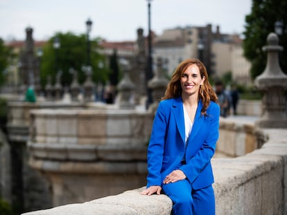 Mónica García, candidata a la Comunidad de Madrid por Más Madrid, posa en el Puente de Toledo.